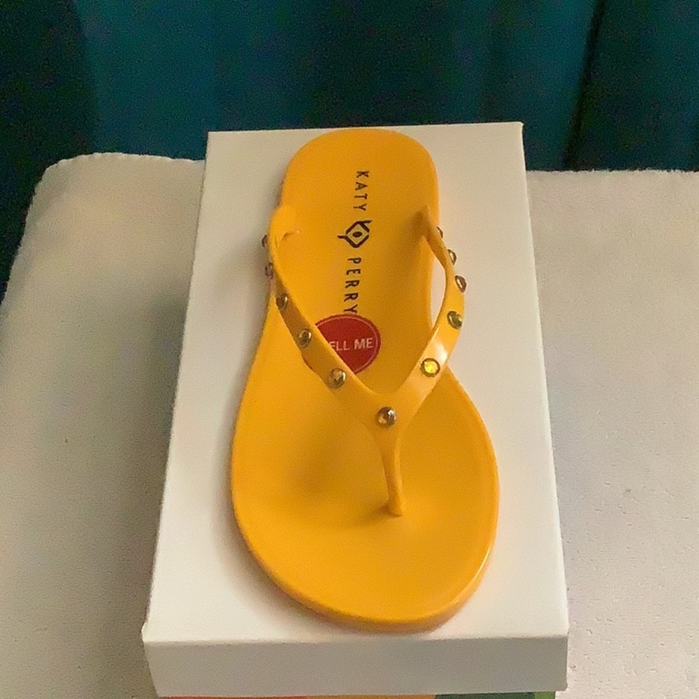 Katy Perry yellow gem